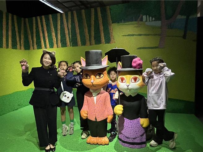 「貓美術館」今年重返台灣，除集結60件貓咪名畫外，還帶來全新展區規畫及10件首度在台展出的畫作，即日起至4月14日在1936文化基地10號倉庫療癒展出中。（謝佳潾攝）