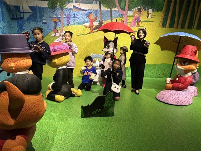 「貓美術館」今年重返台灣，除集結60件貓咪名畫外，還帶來全新展區規畫及10件首度在台展出的畫作，即日起至4月14日在1936文化基地10號倉庫療癒展出中。（謝佳潾攝）