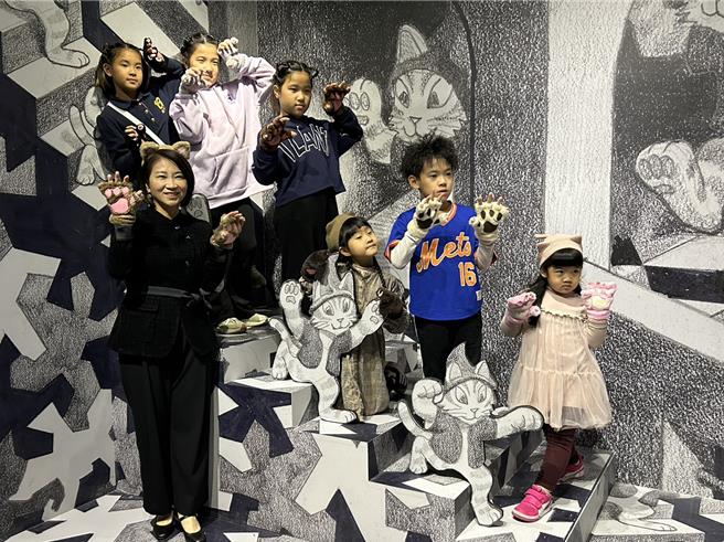 「貓美術館」今年重返台灣，除集結60件貓咪名畫外，還帶來全新展區規畫及10件首度在台展出的畫作，即日起至4月14日在1936文化基地10號倉庫療癒展出中。（謝佳潾攝）