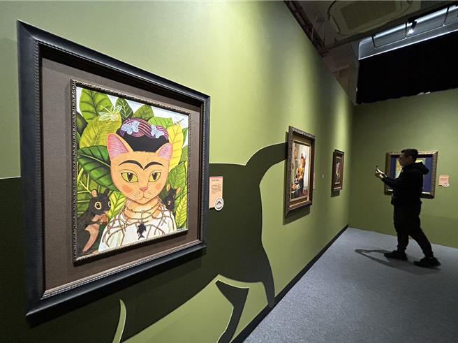「貓美術館」今年重返台灣，除集結60件貓咪名畫外，還帶來全新展區規畫及10件首度在台展出的畫作，即日起至4月14日在1936文化基地10號倉庫療癒展出中。（謝佳潾攝）
