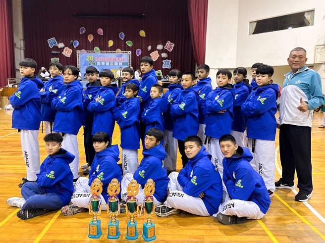 有巢氏房屋中區經管會長期關注偏鄉資源不足狀況，贊助南投縣埔里國中跆拳道隊球衣費用，期望學生在體壇發光發熱。(圖/永慶房產集團提供)