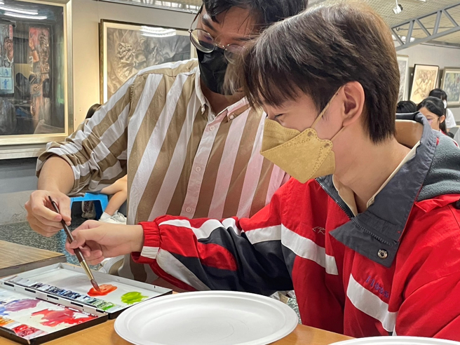 林口高中普通科陳宣翔同學透過「 CHANGE」 計畫至復興商工室內設計科訓練水彩技巧。(照片/新北市政府教育局提供)