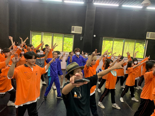 三重商工同學(藍衣)透過「 CHANGE」 計畫至莊敬高職表演藝術科體驗舞蹈課。(照片/新北市政府教育局提供)