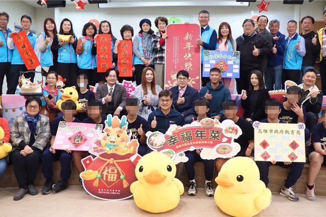 农历新年前夕，高雄市政府教育局为帮助偏乡弱势学子在家中度过温暖、团圆的年节，今天在宝来国中举行「2024年寒冬友爱．岁末送暖」活动，致赠年菜、红包与福袋，分享高雄市256个偏乡弱势家庭，400名学子感受到新年的温馨。（高雄市教育局提供／林雅惠传真）