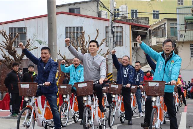 竹北市公所去年编列8000万预算增设电辅车，25日举办启程说明会，市长郑朝方（中）率队抢先骑乘体验。（邱立雅摄）