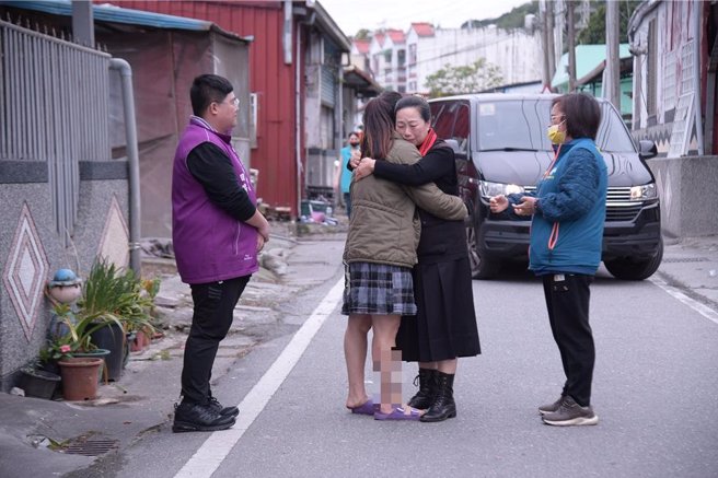 花莲县新城乡嘉里村1栋2楼铁皮加盖民宅昨下午遭祝融，2名年仅4岁、2岁的小兄妹来不及逃出，遭浓烟呛死，67岁卿姓屋主及2楼55岁张姓女租客重伤，仍未脱离险境，县长徐榛蔚（右二）今早前往探视受灾户，给予家属（左二）温暖拥抱。（花莲县政府提供／罗亦晽花莲传真）