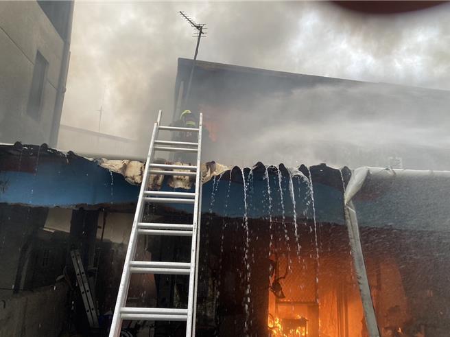 花莲县新城乡嘉里村1栋2楼铁皮加盖民宅昨下午遭祝融，2名年仅4岁、2岁的小兄妹来不及逃出，遭浓烟呛死，67岁卿姓屋主及2楼55岁张姓女租客重伤，仍未脱离险境。（花莲县消防局提供／罗亦晽花莲传真）