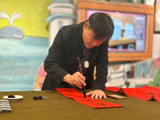 臺灣書法家協會蔡豐吉理事長至總館親筆揮毫（圖片來源：高雄市文化局提供）