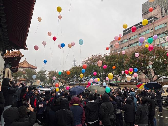 無辜枉死的國中生今（25）日在新北板橋殯儀館舉行公祭，眾人在會場外放出象徵祝福與思念的氣球，送走國中生最後一程。（王揚傑攝）