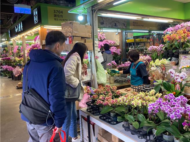 今年农历春节将于二月到来，台北花市为服务广大消费者的春节花卉採购需求，台北花市将于本月26起抢先延长营业时间至下午3点。(黄敬文翻摄)