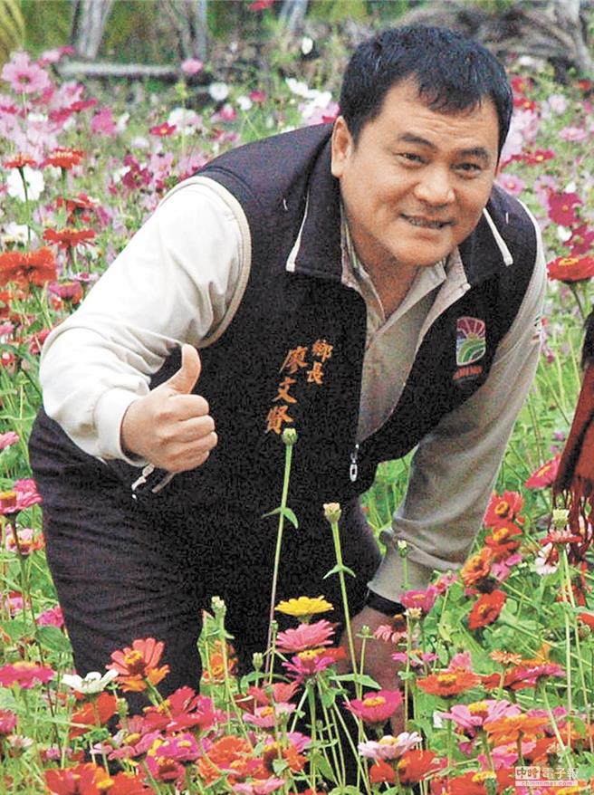 前高雄高树乡长廖文贤被指控开公务车带家人到花莲和台中等地旅游，3天油钱全数报公帐，事后遭举办，辩称是出公差、送凤梨给当时花莲县长傅昆萁推销农产品。一审不採信廖男说词，以背信罪判其8月。高雄高分院今宣判，考虑廖男已经退还了油钱，维持原判，但宣告缓刑3年，并要求他支付公库15万元。（本报资料照片）