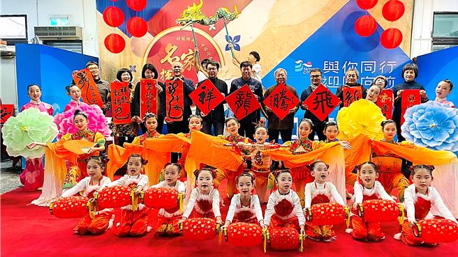 台东市公所今举办「2024祥龙腾飞 甲辰迎春名家挥毫赠春联活动」。（萧嘉蕙摄）