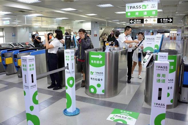 台北市交通局宣布，26日起民眾使用「記名悠遊卡」設定都會通就可申請掛失，1200元扣除每日40元的基本費與20元的退票手續費後，就會退還剩下餘額。（本報資料照片）