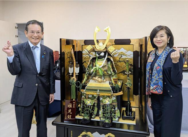 日本香川縣高松市自民黨議員會會長中村順一（左）致贈整套由武士甲冑構成的「武士人形」給基隆市政府，由副市長邱佩琳（右）代表接受。（張志康攝）