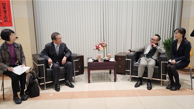 日本香川縣高松市自民黨議員會會長中村順一（左2）率領8位議員拜會基隆市議會，由議長童子瑋（右2）親自接待，並交換兩市交流的想法。（張志康攝）