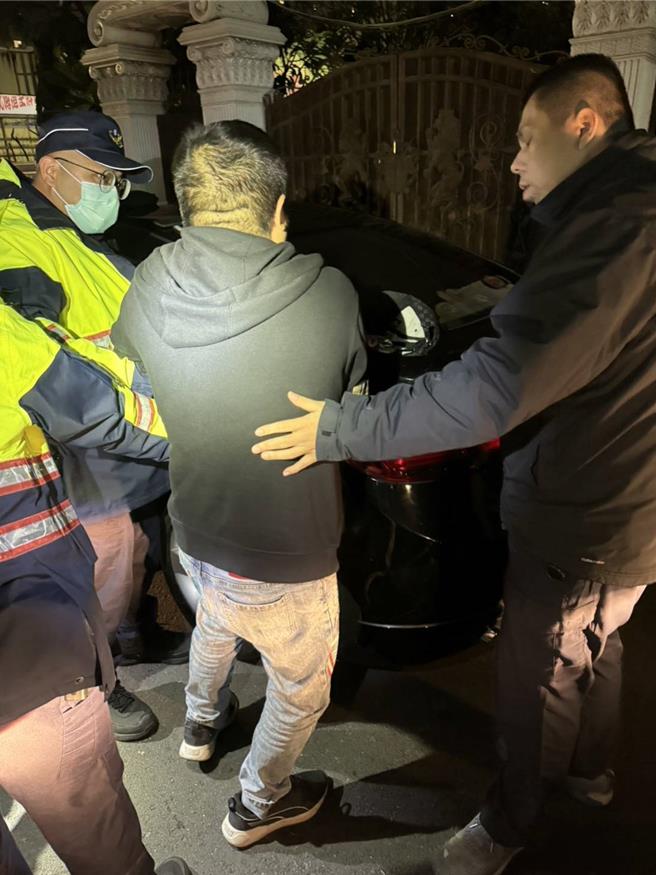 陳男為毒品通緝犯，攜毒上路，還被警方發現座車有一把槍。（讀者提供／曹婷婷台南傳真）