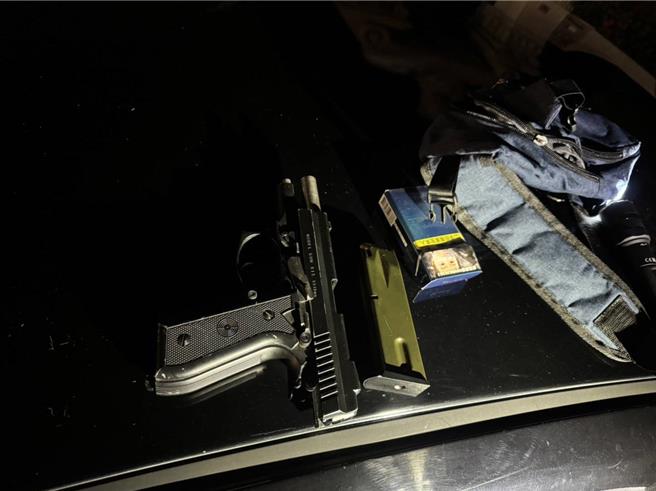 陳男違停在紅線遭警方攔查，不只遭查獲毒品通緝身分、查獲毒品，還在駕駛座的腳踏板旁「撿到槍」。（讀者提供／曹婷婷台南傳真）★《中時新聞網》關心您：保護自己、遠離毒品！