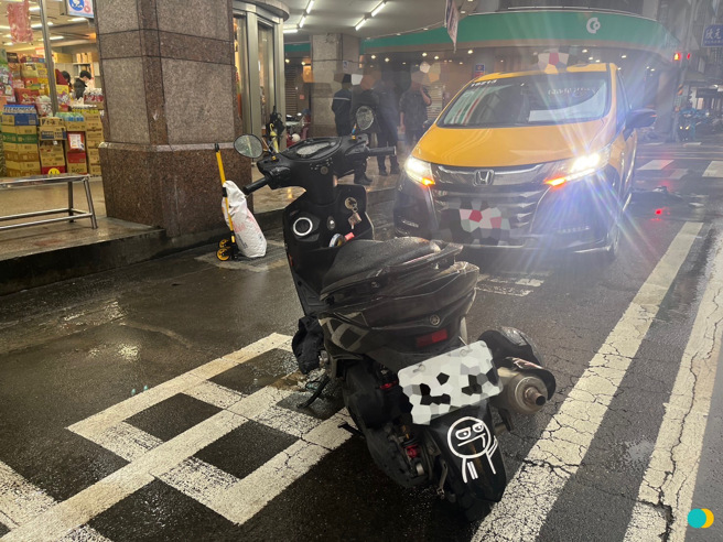 新北市三峡一名17岁的吴姓少年，23日下午骑车行经市区文化路一处闪黄灯的路口时，当时一名老翁正好牵着一只黑狗经过斑马线，士撞飞老翁的黑狗后，当场「雷残」弹飞了出去，机车滑行十多公尺，幸好骑士命大，仅身体轻微擦挫伤。（图／警方提供）