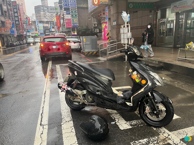 新北市三峡一名17岁的吴姓少年，23日下午骑车行经市区文化路一处闪黄灯的路口时，当时一名老翁正好牵着一只黑狗经过斑马线，士撞飞老翁的黑狗后，当场「雷残」弹飞了出去，机车滑行十多公尺，幸好骑士命大，仅身体轻微擦挫伤。（图／警方提供）