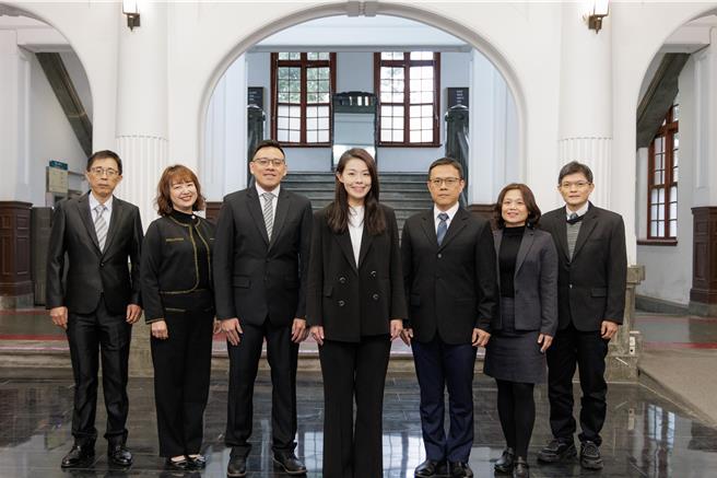 新竹市政府23日發布人事異動，行政處長副處長由兵役科彭姓科長（左二）升任，但遭市議會民進黨團質疑流程黑箱，目前該人事案已凍結。（新竹市政府提供／王惠慧新竹傳真）