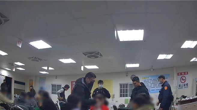 高雄前镇一处休閒麻将馆涉嫌以合法掩饰非法，提供场地及麻将赌具供不特定人赌博财物，警方前往搜索。（翻摄照片／洪靖宜高雄传真）