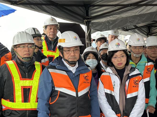 新北市長侯友宜今（25）日下午到三重視察「三重區環河北路二段往台北市方向增設機車道工程」。（劉瑋晴攝）