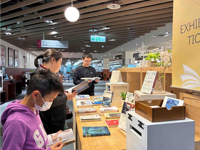 國立台灣圖書館25日公布2023年借閱統計與借閱圖書前20名排行榜，去年國台圖實體服務人次成長26.5％，累計逾202萬人次。（國台圖提供）