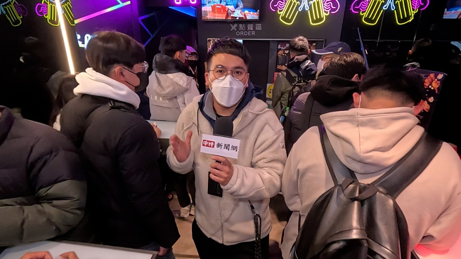 《中时新闻网》直击「超派炸鸡」西门店晚间排队盛况。(何祥瑀拍摄)