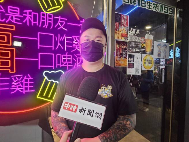 「超派炸鸡」西门店长李承融不忍烙狠话。(游定刚拍摄)