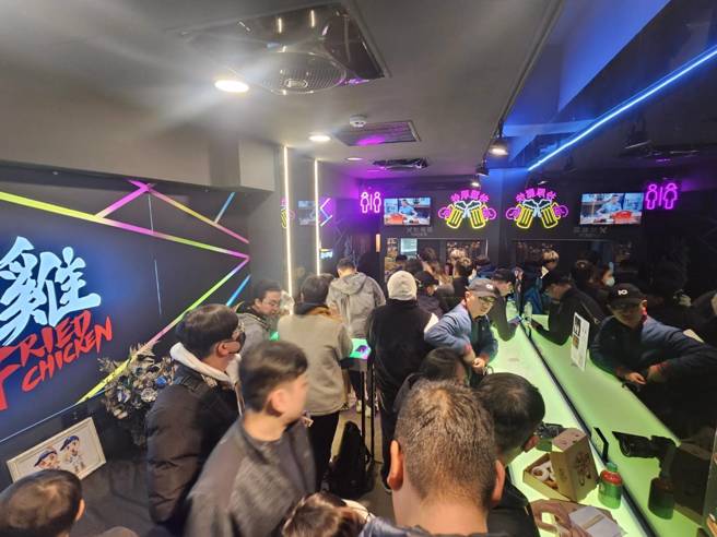 「超派炸鸡」生意不受影响。(游定刚拍摄)