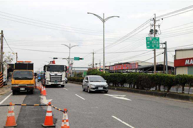 嘉义县道164人行及车道路廊，斥资近亿改造，施工中。（廖素慧摄）