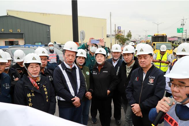 嘉义县长翁章梁今天视察县道164人行及车道路廊改造工程进度，听取简报。（廖素慧摄）