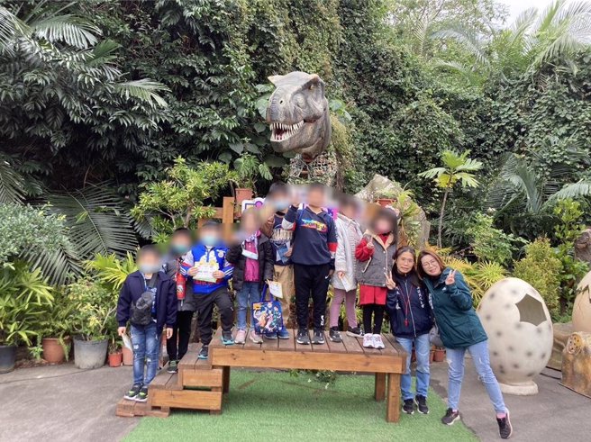 周君綾（右）說，這是一場充滿愛心、熱情和關懷的旅行，除了感謝各單位贊助外，她也給每位小天使200元小紅包，讓小天使入園可以妥善使用。（周君綾提供／吳建輝彰化傳真）