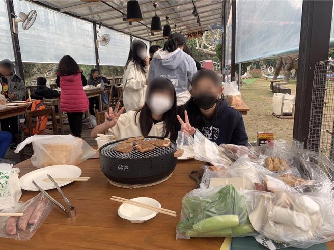 小朋友都是第1次到樂園玩耍，還在園區中享用恐龍餐。（周君綾提供／吳建輝彰化傳真）