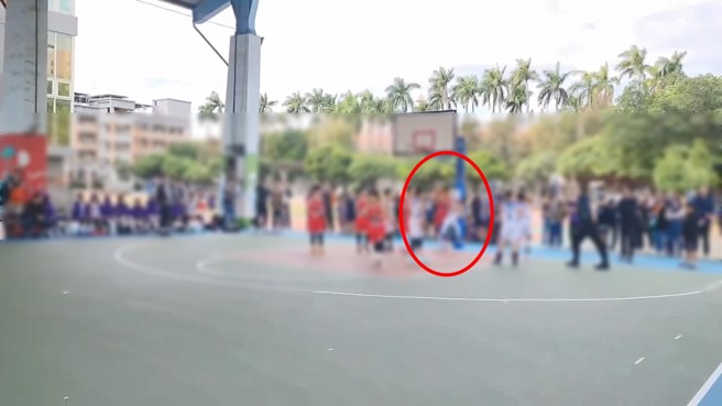 国小篮球联赛引爆衝突，家长们衝上场险引爆打斗。 （翻摄爆料公社）