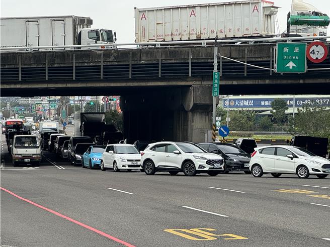 桃园新屋交流道上下班尖峰时段严重塞车，用路人苦不堪言，市议员彭俊豪建议市府相关局处，增设科技执法及拓宽匝道。（彭俊豪提供／吕筱蝉桃园传真）