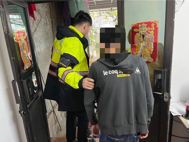 基隆市暖暖區23日深夜發生糾眾砸車案件，警方成立專案小組追查，25日將何姓主嫌等5人查緝到案，偵詢後將移送基隆地檢署偵辦。（翻攝照片／張志康基隆傳真）