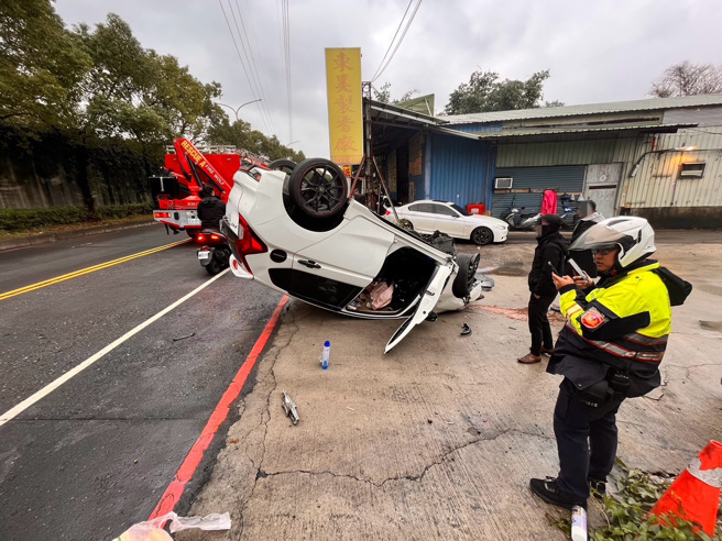 轎車突然偏移車道撞到對向路旁鐵柱翻車，警消到場駕駛已被友人送醫。（翻攝畫面）