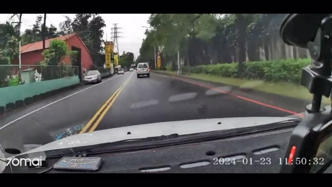 轎車偏移車道後撞擊鐵柱翻車。（翻攝爆料公社）