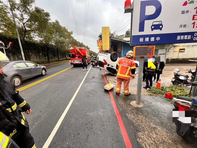 轎車突然偏移車道撞到對向路旁鐵柱翻車，警消到場駕駛已被友人送醫。（翻攝畫面）