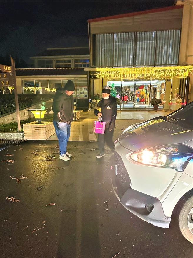 福寿山农场天池、露营区23日早上降雪，在福寿山农场工作的民眾成功预约幸福巴士幸福返家。（交通局提供／张亦惠台中传真）