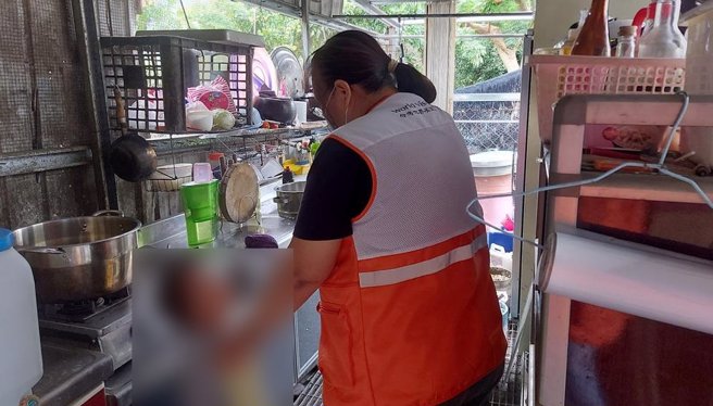 据台湾世界展望会统计，在服务的弱势儿少中，有7540个家庭难以负担儿少基本生存、教育、医疗开销费用，有1149人付不出房租，1074人甚至缴不出水电、瓦斯等费用。（展望会提供／林良齐台北传真）