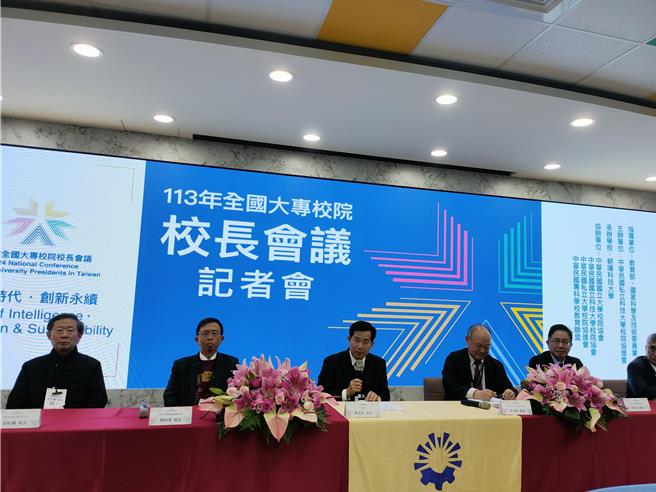 教育部長潘文忠（中）於25日在大專校院校長會議會後記者會回應媒體提問。（李侑珊攝）