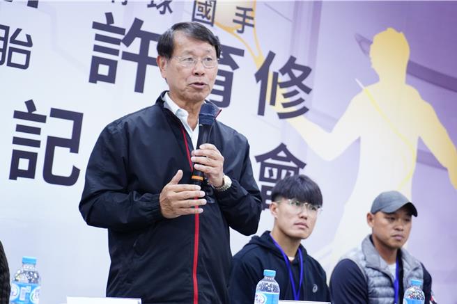 杨启仁提到，他从1年多前关注到许育修，他是员林在地的选手，从小与妈妈相依为命，奋斗过程让她相当感动。（吴建辉摄）