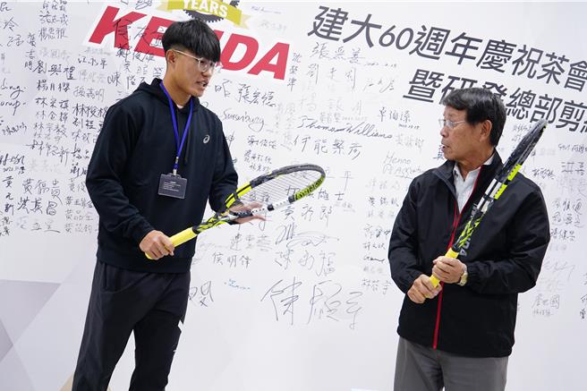  记者会前杨启仁（右）也拿起球拍，与许育修（左）讨教。（吴建辉摄）