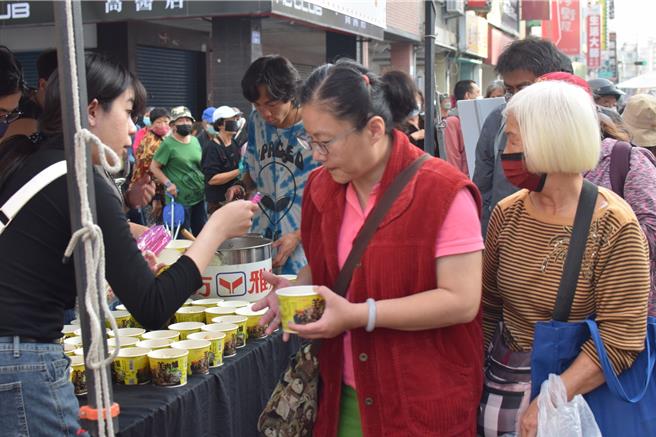 雅方食品表示，因此近日规画一系列正名活动，这次是到高雄大连街商圈发送羊肉炉请民眾试吃，希望让消费者能有更深刻的印象。（民眾提供）