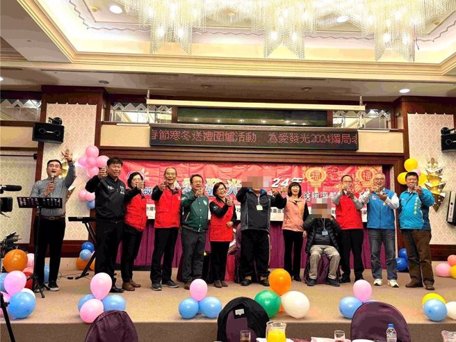 「为爱发光」围炉宴上，2位长辈代表接受温馨关怀礼。（台东基督教医院提供／萧嘉蕙台东传真）