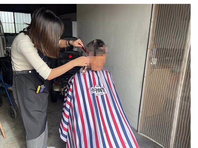 美髮师林语荞到宅义剪，让长辈可以美美的过好年。（台东基督教医院提供／萧嘉蕙台东传真）