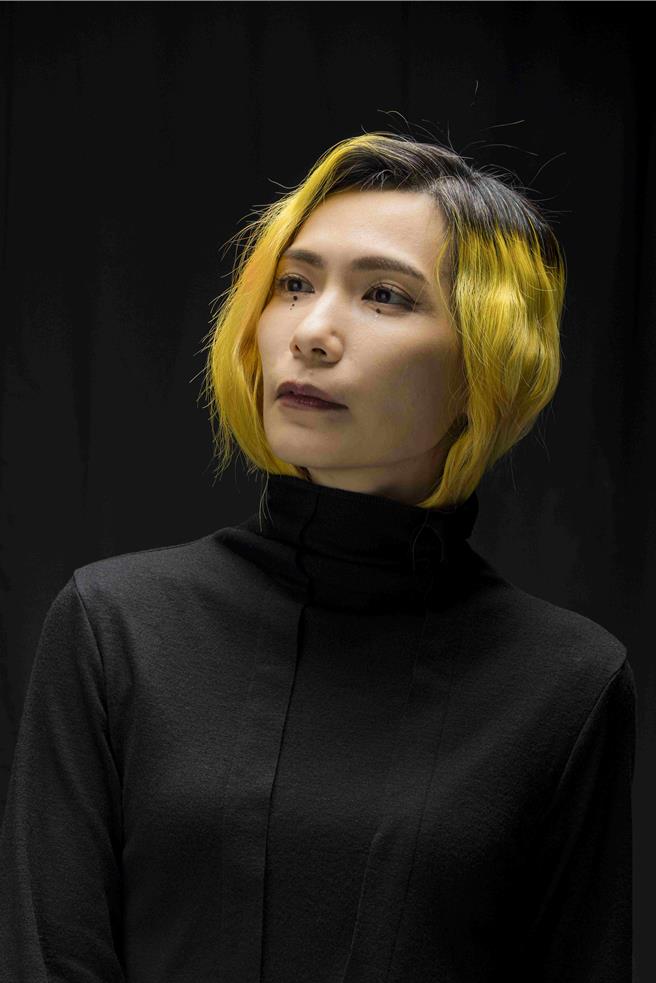 陈惠婷以「the Huiting」为名推出个人专辑《王国 Darktopia》。（躁音制造所提供）