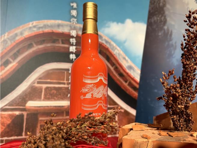 首发58.8度「珑时-砖红厝」酒款，以经典瓶型烤上砖红漆色，温暖喜气，象徵游子在隆冬时节返乡团圆，温暖入心。(于家麒摄)